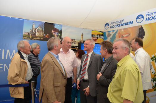 Weinprobe mit Informationen in der Halle der Metropolregion