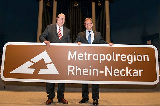 Helmut Beck und Verbandsdirektor Schlusche präsentieren das neue Schild (Foto VRRN)