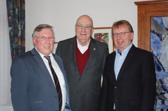 Fraktionsvorsitzender verabschiedet Helmut Beck(Bild Mitte) rechts Matthias Baaß, links Udo Scheuermann